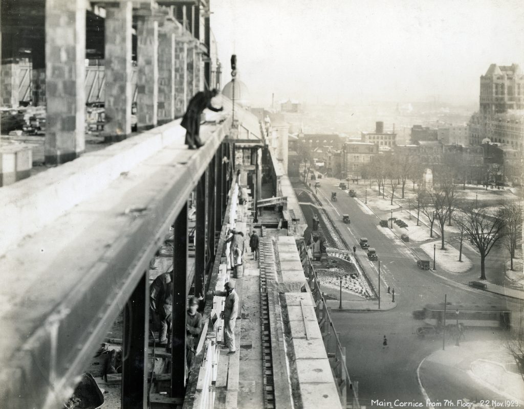 Workers on the main cornice on the 7<sup>th</sup> floor, on November 22, 1929.